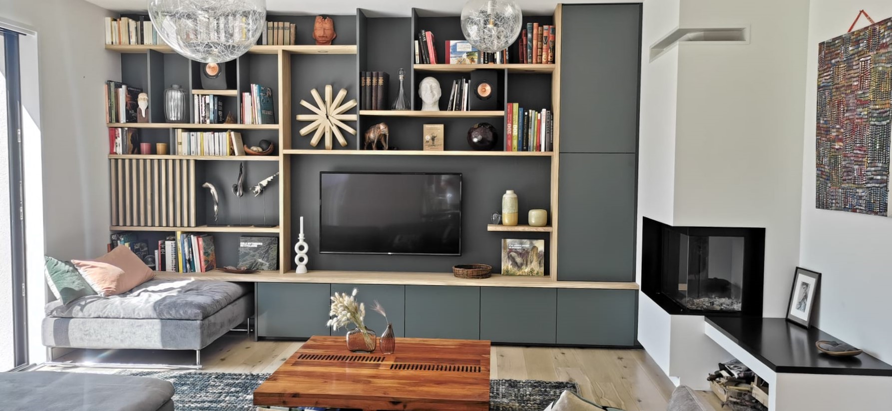 création d'une bibliothèque en chêne sur mesure pour un salon en bretagne